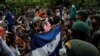 Migrantes hondureños que intentan llegar a EE.UU. son bloqueados por la guardia civil en una carretera para evitar que alcancen la frontera de México, en San Pedro Cadenas, Izabal, Guatemala, el 2 de octubre de 2020.