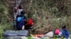 Migrantes que buscan asilo en Estados Unidos cruzan el río Bravo, en la frontera entre Estados Unidos y México, en Matamoros, México, el 21 de diciembre de 2022.