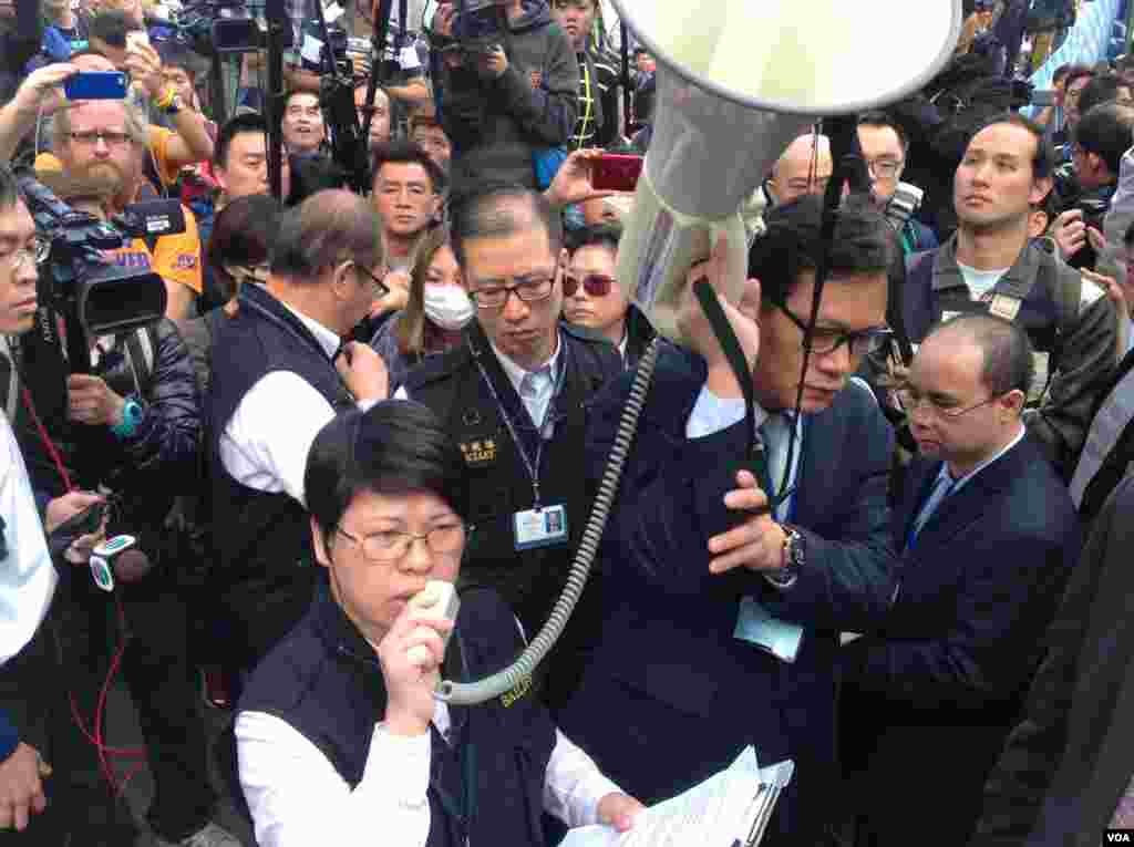 高等法院執達主任在金鐘中信大廈展開清理障礙物行動(美國之音海彥拍攝)