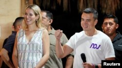 Daniel Noboa y su esposa, Lavinia Valbonesi, celebran su victoria en las elecciones presidenciales, en Santa Elena, Ecuador, el 15 de octubre de 2023. REUTERS/Santiago Arcos