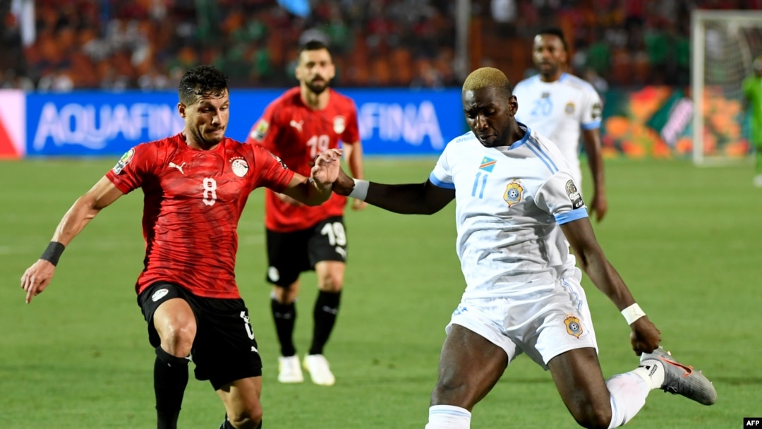 Yannick Bolasié ya RDC (D) azali kondongwana na Tarek Hamed ya Egypte, na Caire, na Egypte, 26 juin 2019.