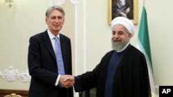 Tổng thống Iran Hassan Rouhani gặp Ngoại trưởng Anh Philip Hammond tại Tehran, ngày 24//8/2015.