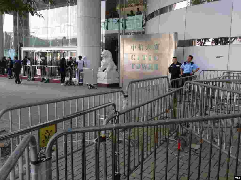 高等法院執達主任在金鐘中信大廈展開清理障礙物行動(美國之音海彥拍攝)