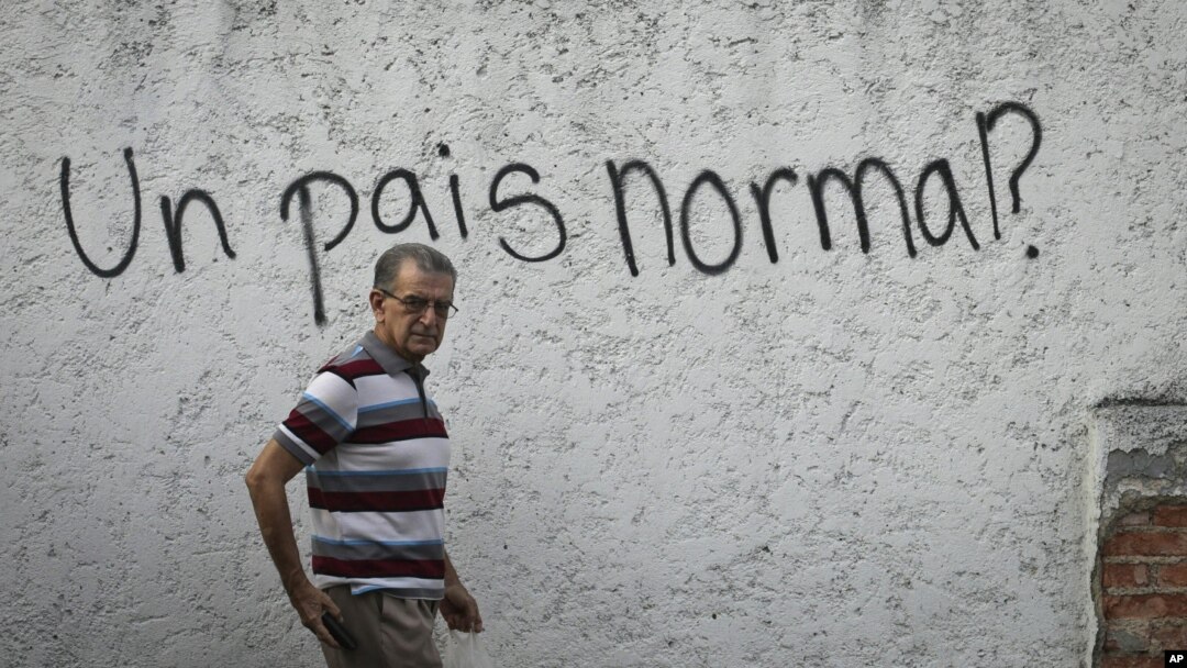 Un grafiti con la pregunta "¿Un país normal?" cubre una pared en el barrio de clase media de Alta Florida en Caracas, Venezuela, el 15 de abril de 2019. 