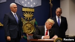 Tổng thống Mỹ Donald Trump ký sắc lệnh cấm du hành tại Ngũ Giác Đài ở Washington, 27/1/2017.