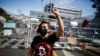 Una mujer con una camiseta de "No al Bitcóin" participa en una protesta contra el presidente de El Salvador, Nayib Bukele, en el Congreso Nacional en San Salvador, El Salvador, 9 de febrero de 2022. 