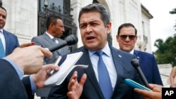 El entonces presidente e Honduras, Juan Orlando Hernández, responde a preguntas de la prensa durante una visita a Washington el 13 de agosto de 2019.