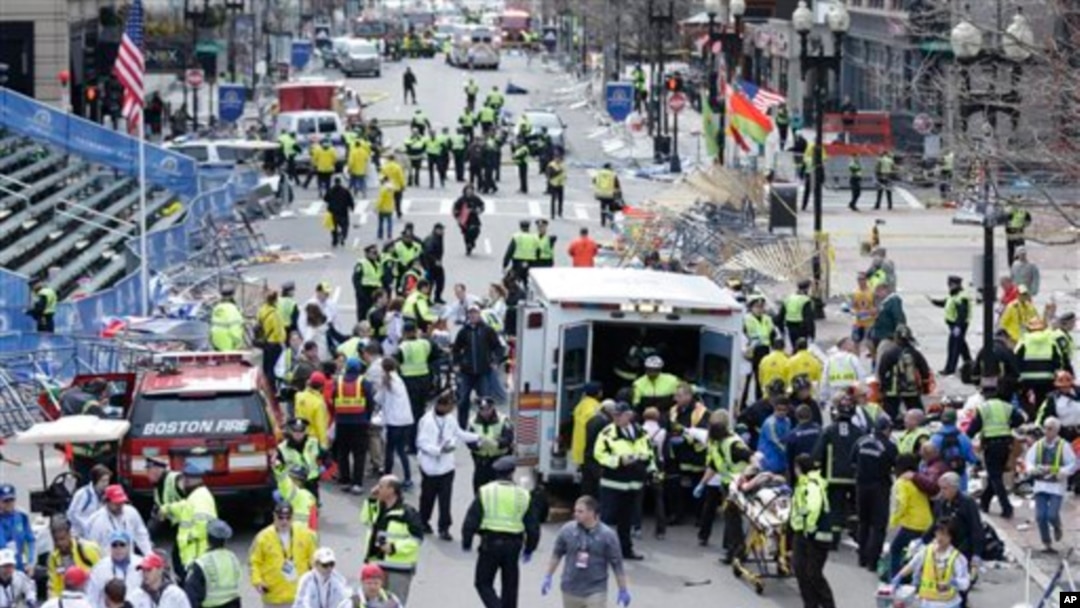 Paramédicos ajudam vitimas das explosões em Boston 