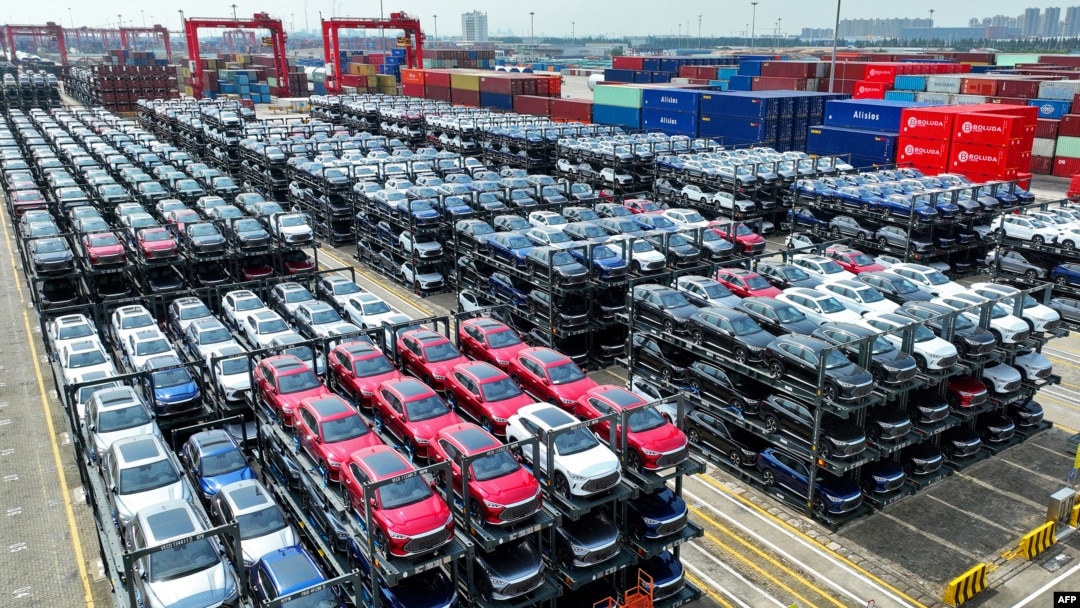 這張拍攝於2023年9月11日的照片顯示比亞迪電動車在中國江蘇省蘇州港太倉港國際貨櫃碼頭等待裝船。(資料圖片）