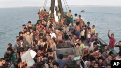 Người tị nạn Rohingya đang chờ được tiếp cứu ở ngoài khơi tỉnh Acer, Indonesia, ngày 20/5/2015.