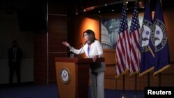 Foto archivo de la presidenta de la Cámara de Representantes, Nancy Pelosi, cuando habla durante una conferencia de prensa semanal en el Capitolio en Washington.