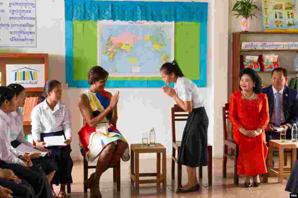 Đệ nhất Phu Nhân Hoa Kỳ Michelle Obama và phu nhân của Thủ tướng Hun Sen, Bun Ranny thăm các nữ sinh trường Prasat Bakong, ngày 21/3/2015. 