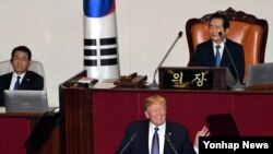 도널드 트럼프 미국 대통령이 8일 한국 국회 본회의장에서 1993년 7월 빌 클린턴 대통령에 이어 24년 만에 국회 연설을 하고 있다.