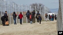 Những người di cư đi bộ đến đăng ký và quá cảnh sau khi vào Macedonia từ Hy Lạp, thứ Bảy ngày 5 tháng 3 năm 2016.