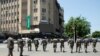Polícia da República de Moçambique e manifestantes com cartazes do líder da oposição moçambicana Venâncio Mondlane em Maputo, a 15 de Janeiro de 2025, enquanto Daniel Chapo toma  posse como Presidente de Moçambique no dia 15 de janeiro de 2025.
