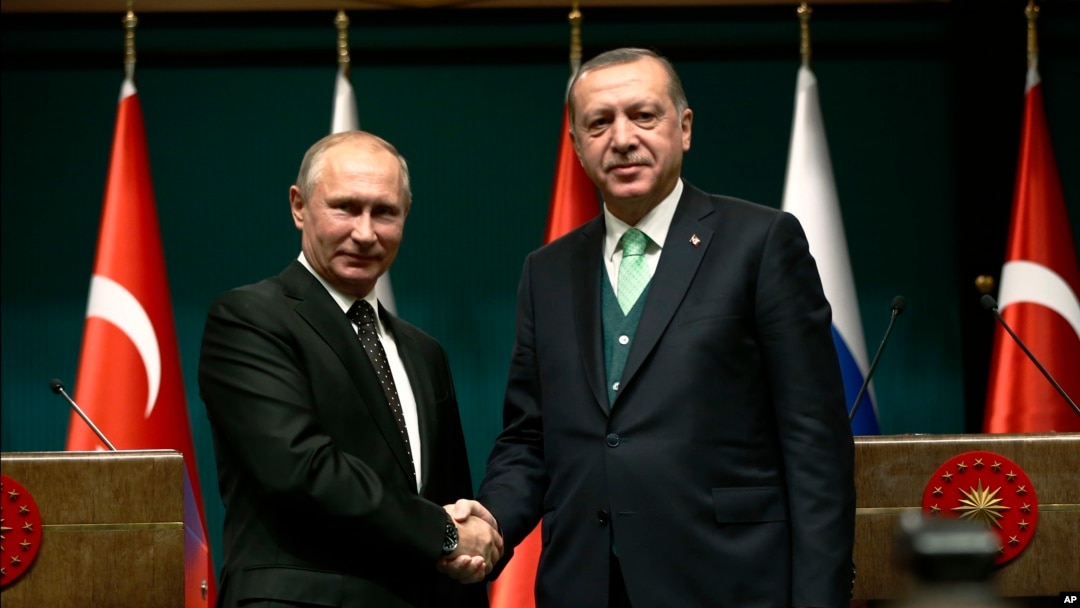 Turkey's President Recep Tayyip Erdogan, right, shakes hands with Russia's President Vladimir Putin, left, following their joint news statement after their meeting at the Presidential Palace in Ankara, Dec. 11, 2017. 