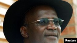  FILE -USikhwicamfundo Jonathan Moyo ukhuluma lentathelizindaba eTsholotsho, Zimbabwe, March 29, 2005. (REUTERS/Juda Ngwenya/File Photo - RC1832FF09C0) 