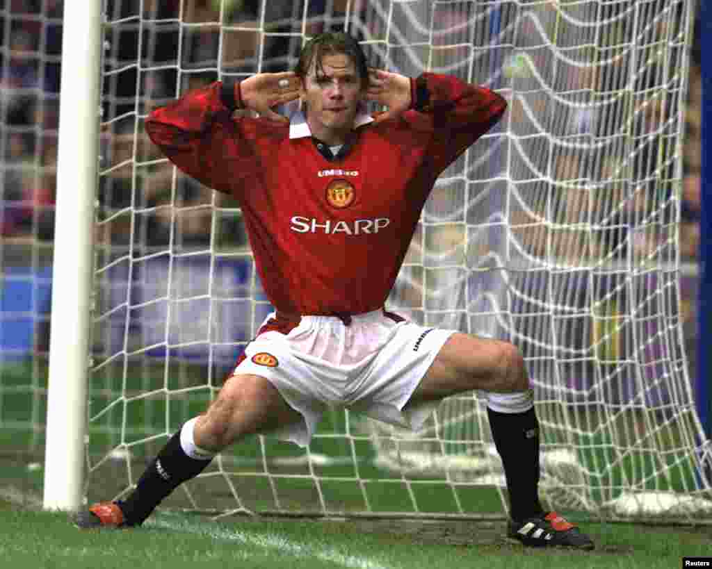 Beckham trong màu áo CLB Manchester ăn mừng sau khi ghi bàn thắng đầu tiên vào lưới Chelsea trong trận đấu ở sân Stamford Bridge, ngày 1 tháng 1, 1998.