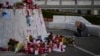Una mujer ora cerca de un altar improvisado en el hospital donde está bajo tratamiento el papa Francisco, en Roma, Italia, el 11 de marzo de 2025.