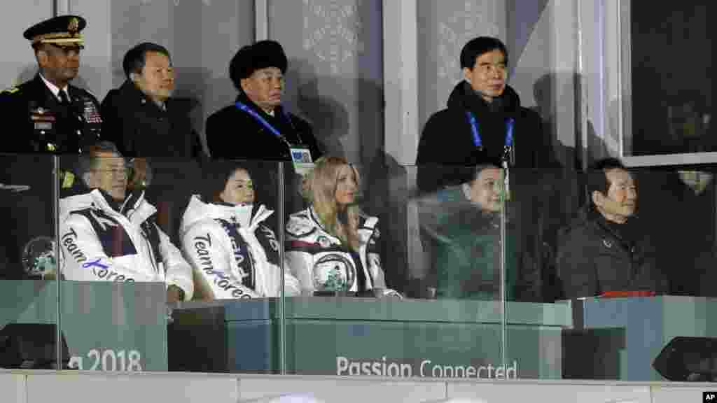 AQSh Prezidenti Donald Trampning qizi Ivanka Tramp (markazda) Qishki olimpiadaning yopilish marosimida qatnashdi.