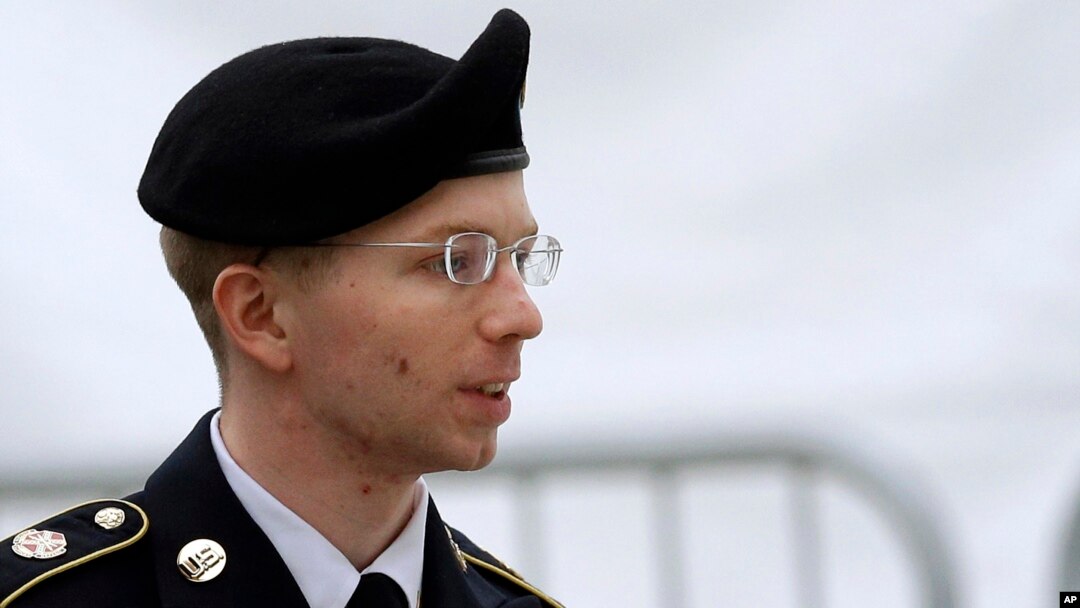 Bradley Manning es considerado por varias organizaciones civiles como un héroe por revelar "supuestas" violaciones del Ejército de EE.UU. a los derechos internacionales. Otros lo consideran un traidor.