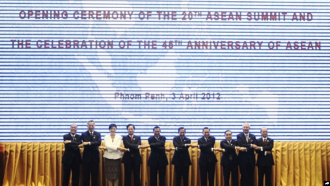 Presidents and prime ministers pose for a photograph during the opening ceremony of the 20th ASEAN summit and the celebration of the 45th Anniversary of ASEAN at the Peace Palace, in the Office of the Council of Ministers in Phnom Penh, April 3, 2012. 