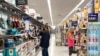 Người tiêu dùng Mỹ đang mua hàng ở một siêu thị Walmart ở bang Illinois