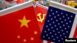 浙江省一個商場裡展示的美國國旗、中國國旗和中共黨旗。