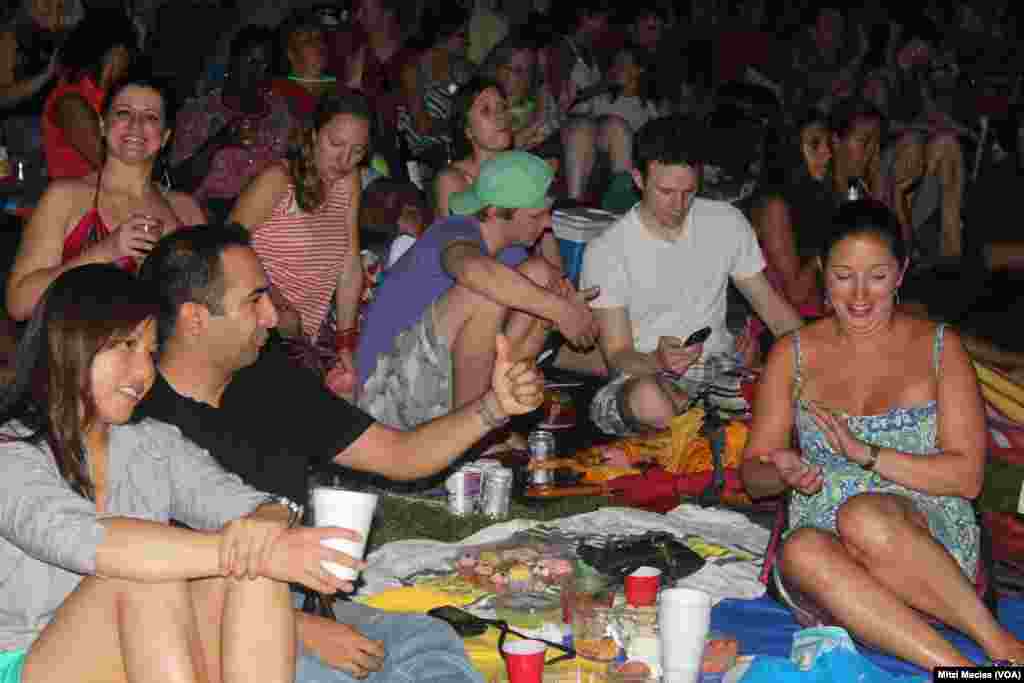 Los asistentes llenaron el espacio verde donde se puede hacer picnic en el Wolf Trap pocos instantes después de que se abrieran las puertas.