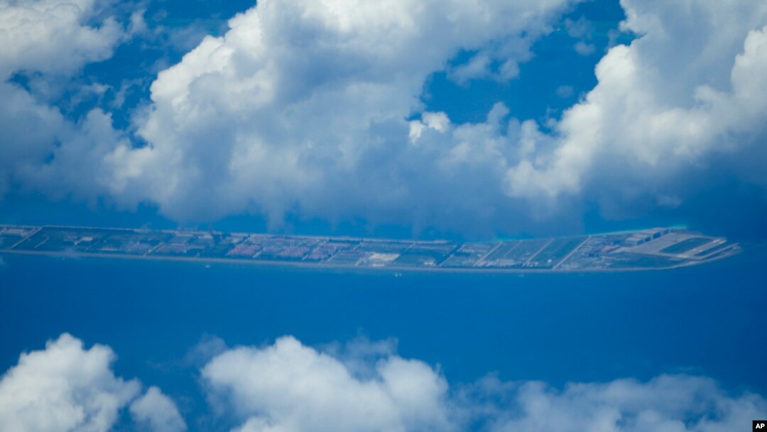 พื้นที่เกาะเทียม ในอาณาบริเวณของหมู่เกาะสแปรตลีย์ในทะเลจีนใต้ ที่สามารถเห็นสิ่งปลูกสร้างของจีนได้ วันที่ 20 มีนาคม 2022 (ที่มา: AP)
