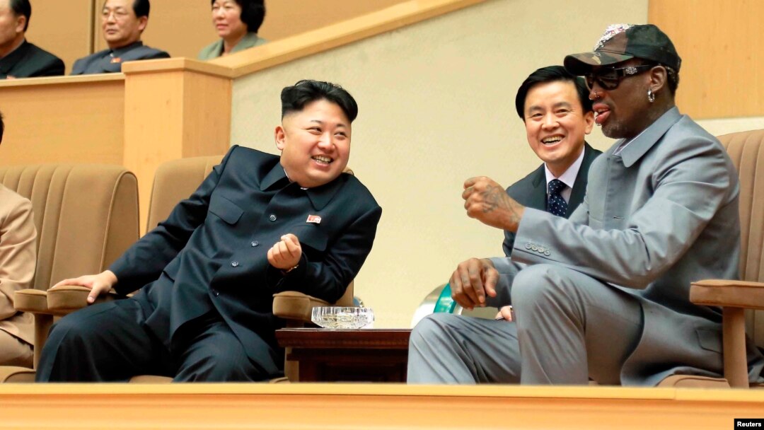 Rodman y Kim Jung Un conversan durante el juego de baloncesto en honor del líder norcoreano, por su cumpleaños 31.