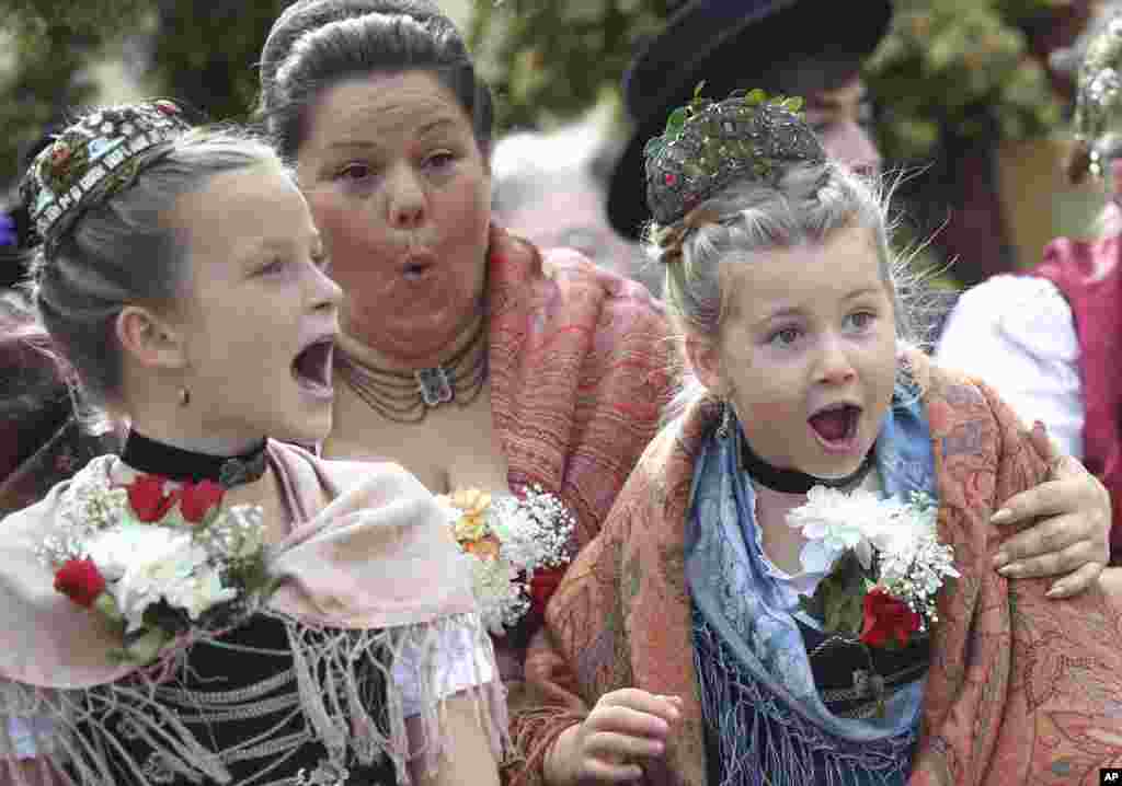 Children scream during the Oktoberfest parade, at the 186th 'Oktoberfest' beer festival in Munich, Germany.