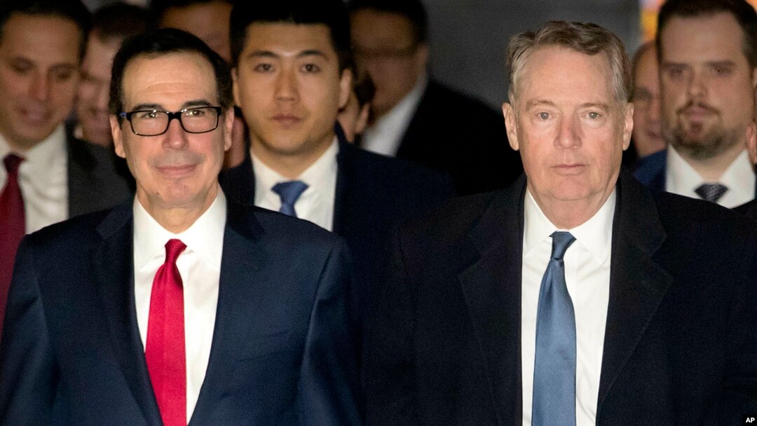 美國財政部長努欽（左）和貿易代表萊特希澤（右）2019年2月15日在北京離開酒店前往貿易談判會場。