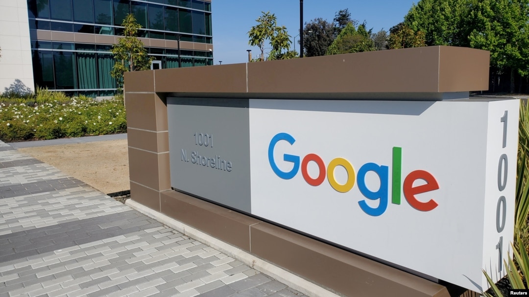 El logo de Google se puede observar a las afueras de una oficina cerca de la sede de la compañía en Mountain View, California, EE. UU., en mayo de 2019.