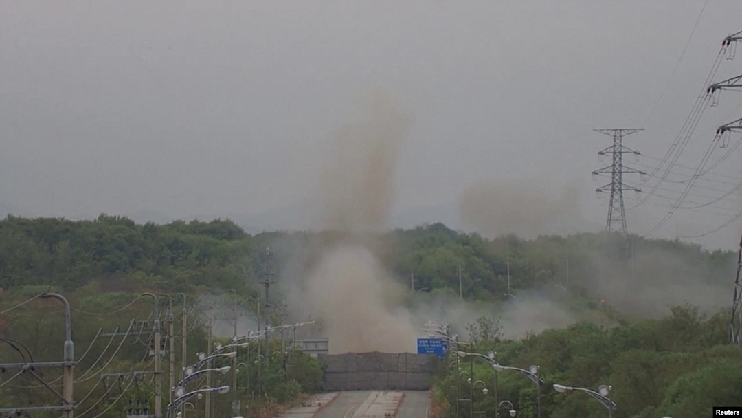 El humo se eleva después de que Corea del Norte destruyera secciones de carreteras intercoreanas en su lado de la frontera entre las dos Coreas, como se ve desde el lado surcoreano, el 15 de octubre de 2024. Distribuido por el Min. Defensa de Corea/Sur vía REUTERS.