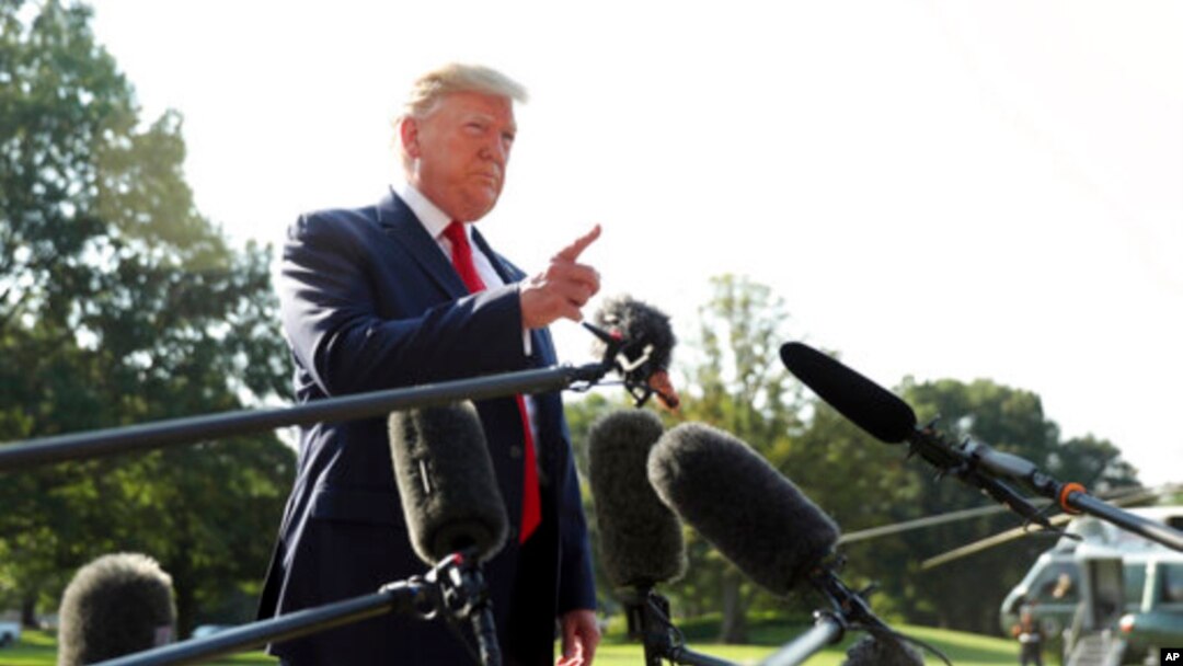 Rais Donald Trump akizungumza na waandishi wa habari (hawako katika picha) kabla ya kuanza ziara yake Ohio na Texas Jumatano 