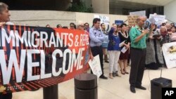 La prohibición temporal del programa de refugiados y de ingreso de ciudadanos de siete países ha generado malestar entre la comunidad inmigrante en EE.UU. muchas de las cuales han salido a protestar a las calles y aeropuertos.