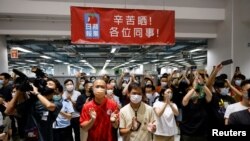 香港蘋果日報員工在辦公室為該報最後一期報紙的出版工作。（2021年6月23日）