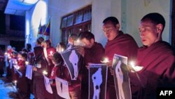 Các nhà sư Tây Tạng thắp nến cầu nguyện cho những người tự thiêu tại Dharamsala, Ấn Độ