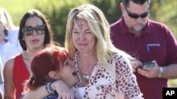 Wasu 'yan makaranta da malaman makarantar Florida inda aka kashe mutane 17 watan jiya