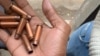 Um manifestante mostra as balas reais atiradas pela polícia durante a manifestação deste 7 de novembro, convocada por Venâncio Mondlane. Maputo, Moçambique