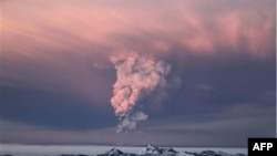 Núi lửa Grimsvotn, nằm bên dưới băng sơn lớn nhất của Iceland, tiếp tục phun lên trời những cột khói cao tới 9 kilomét