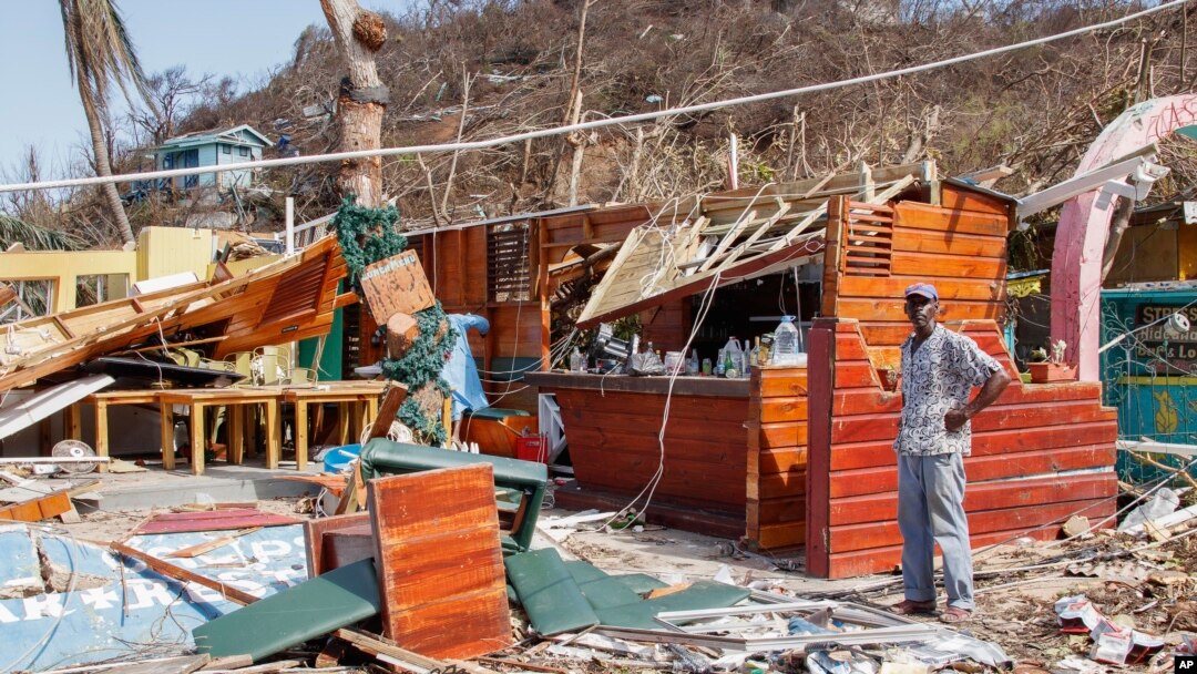 En esta imagen de archivo, un hombre junto a un negocio destruido por el paso del huracán Beryl por Clifton, en Unión, una isla de San Vicente y las Granadinas, el 4 de julio de 2024. 