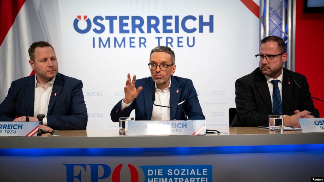 Avusturya'nın aşırı sağcı Özgürlük Partisi Başkanı Herbert Kickl, Halk Partisi ile koalisyon görüşmelerinin sona ermesinin ardından Viyana'da bir basın açıklaması yaptı- 12 Şubat 2025.
