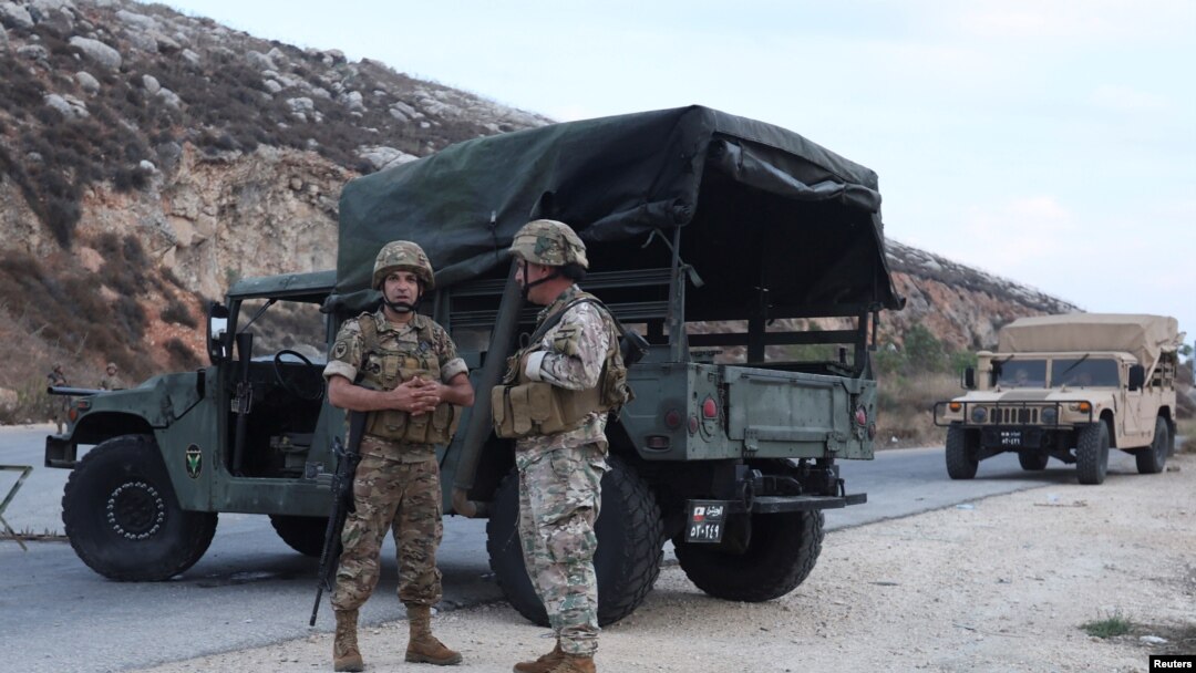 Miembros del ejército libanés se encuentran cerca de vehículos militares en la aldea de Kfar Kila, como se muestra en la foto de Khiam, cerca de la frontera con Israel, en el sur del Líbano, el 7 de octubre de 2023. REUTERS/Aziz Taher
