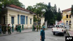 Công an trước cổng Tòa án Nhân dân TPHCM.