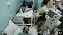 Bệnh nhân bị bệnh ung thư được chữa trị trong một bệnh viên ở thành phố Kolkata, Ấn Độ