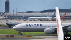 圖為一架美國聯合航空公司的波音777飛機在北京機場等候起飛。（法新社2018年7月25日資料照）