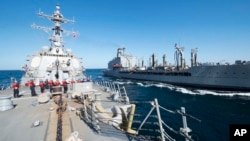 Tàu khu trục tên lửa dẫn dường USS Bulkeley tham gia diễn tập tiếp nhiên liệu trên biển với hạm đội tàu chở dầu USNS John Lenthall ở Vịnh Oman.