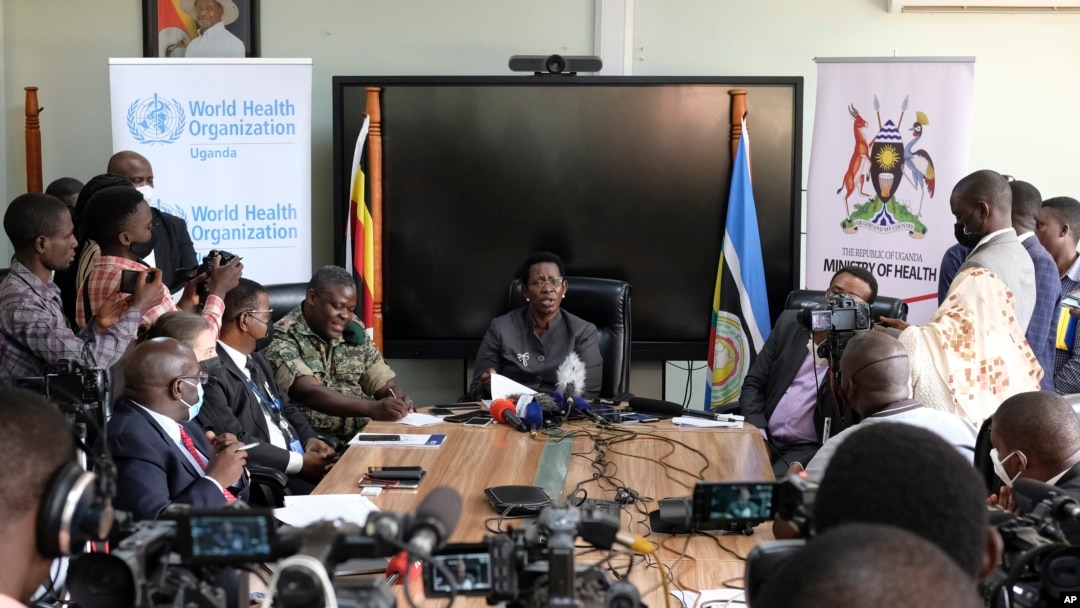 Katibu wa kudumu katika wizara ya afya ya Uganda Diana Atwine akihutubia waandishi wa habari jijini Kampala. sept 20 2022. Picha: AP